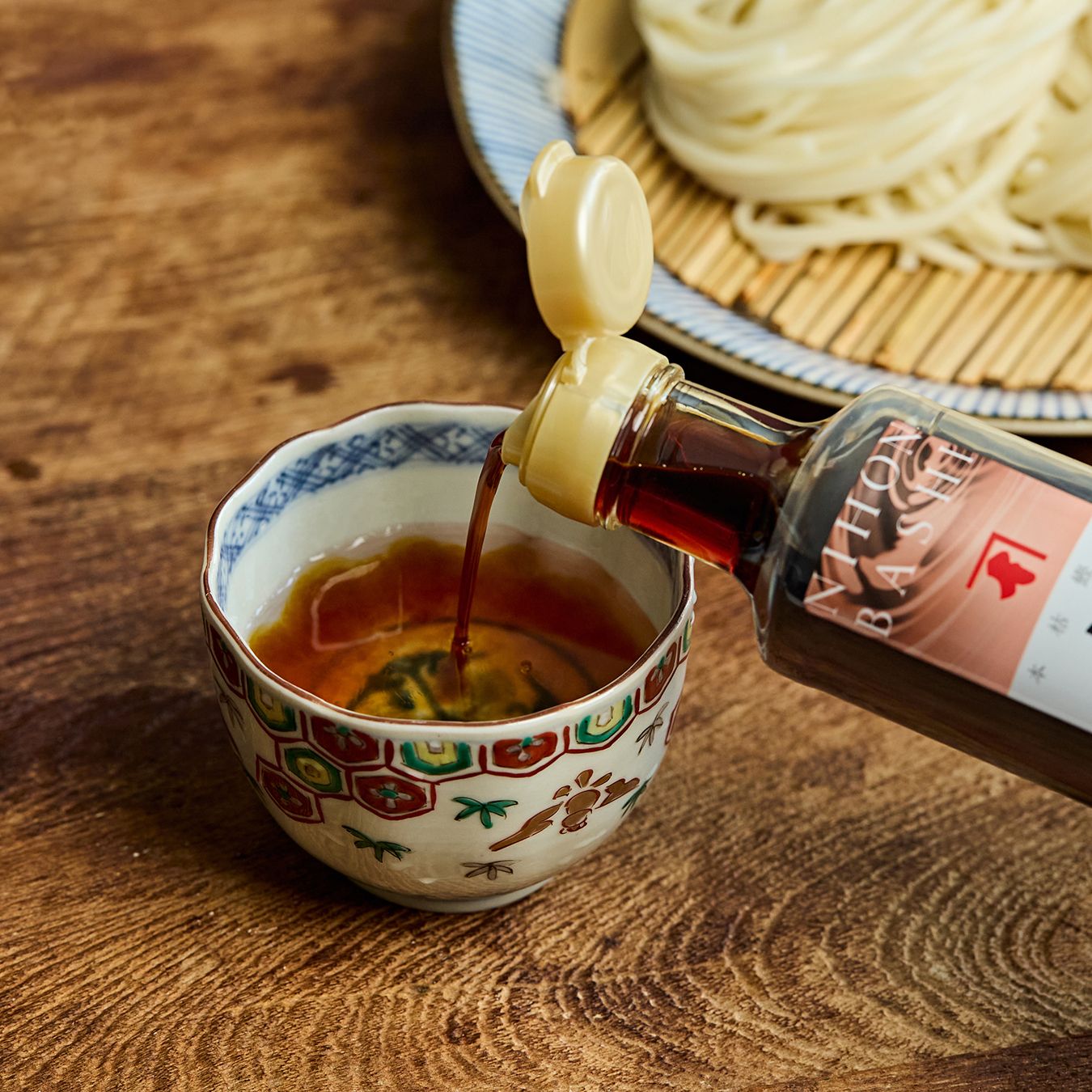 쯔유와 물을 섞은 후 송송썬 쪽파를 넣어주세요. 면을 쯔유에 찍어 맛있게 즐겨주세요. (tip. 기호에 따라 겨자, 레몬즙, 간 무, 김 등을 곁들여 먹어도 잘 어울려요) 