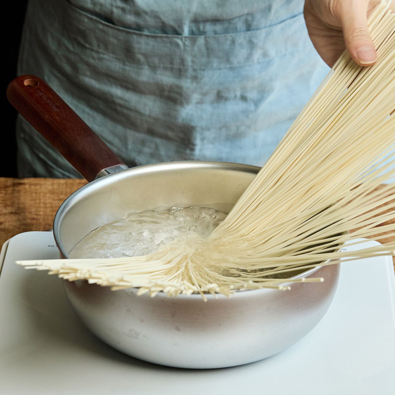 끓는 물에 고토 테노베 우동을 넣고 5~7분간 삶은 후 얼음물에 담가 헹궈주세요.