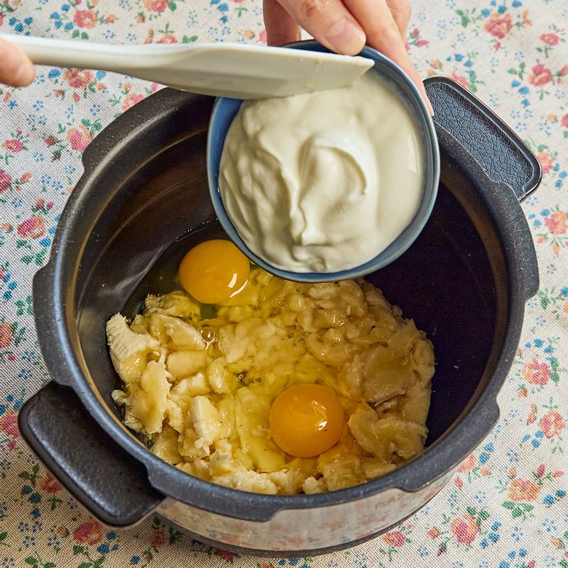 달걀과 요거트, 우유를 넣어 섞어주세요.