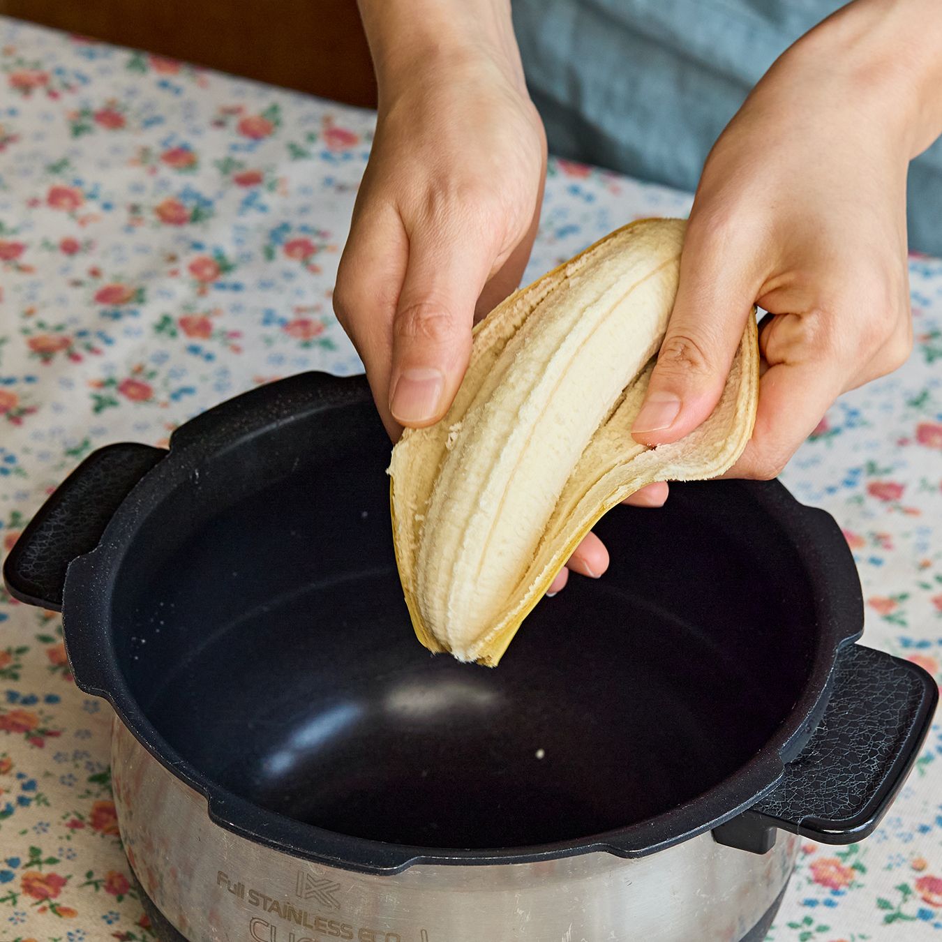 바나나 껍질을 벗긴 후 밥솥에 넣어 손이나 포크 또는 감자매셔로 으깨어주세요. 
(tip. 기호에 따라 바나나를 1개 추가로 넣어 만들면 맛과 향이 배가된답니다)