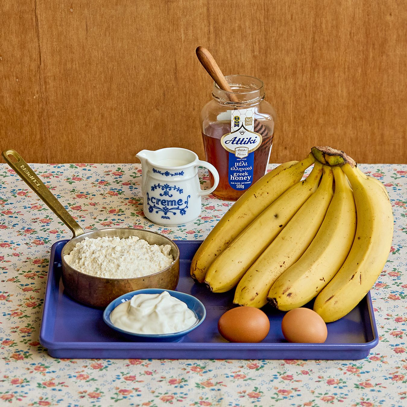 [밥통 레시피] 바나나 브레드을 위한 재료 이미지로 바나나,달걀,요거트,우유,핫케이크가루 등으로 구성 되어있습니다.