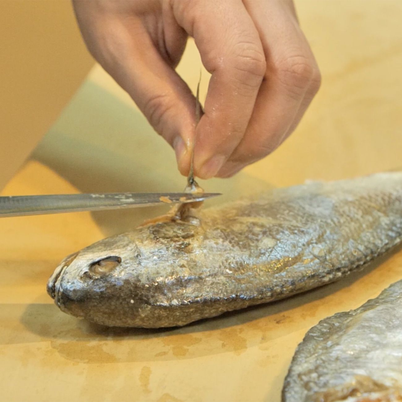 데워진 보리굴비의 지느러미를 제거하고, 가시와 내장을 깔끔하게 발라내어 살만 준비합니다.
(tip.지느러미는 뜯어내기 쉽고, 뼈와 내장도 살살 당기면 잘 분리됩니다)
(tip.껍질이 손상되지 않게 주의하면 나중에 모양 잡기가 더 좋습니다.)