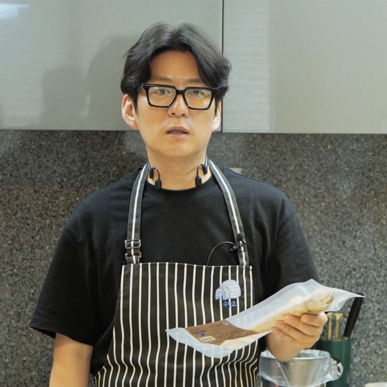 [강레오] 보리굴비밥 을 위한 재료 이미지로 보리굴비(찐 것),밥,우엉 절임,궁채 장아찌,실파 등으로 구성 되어있습니다.