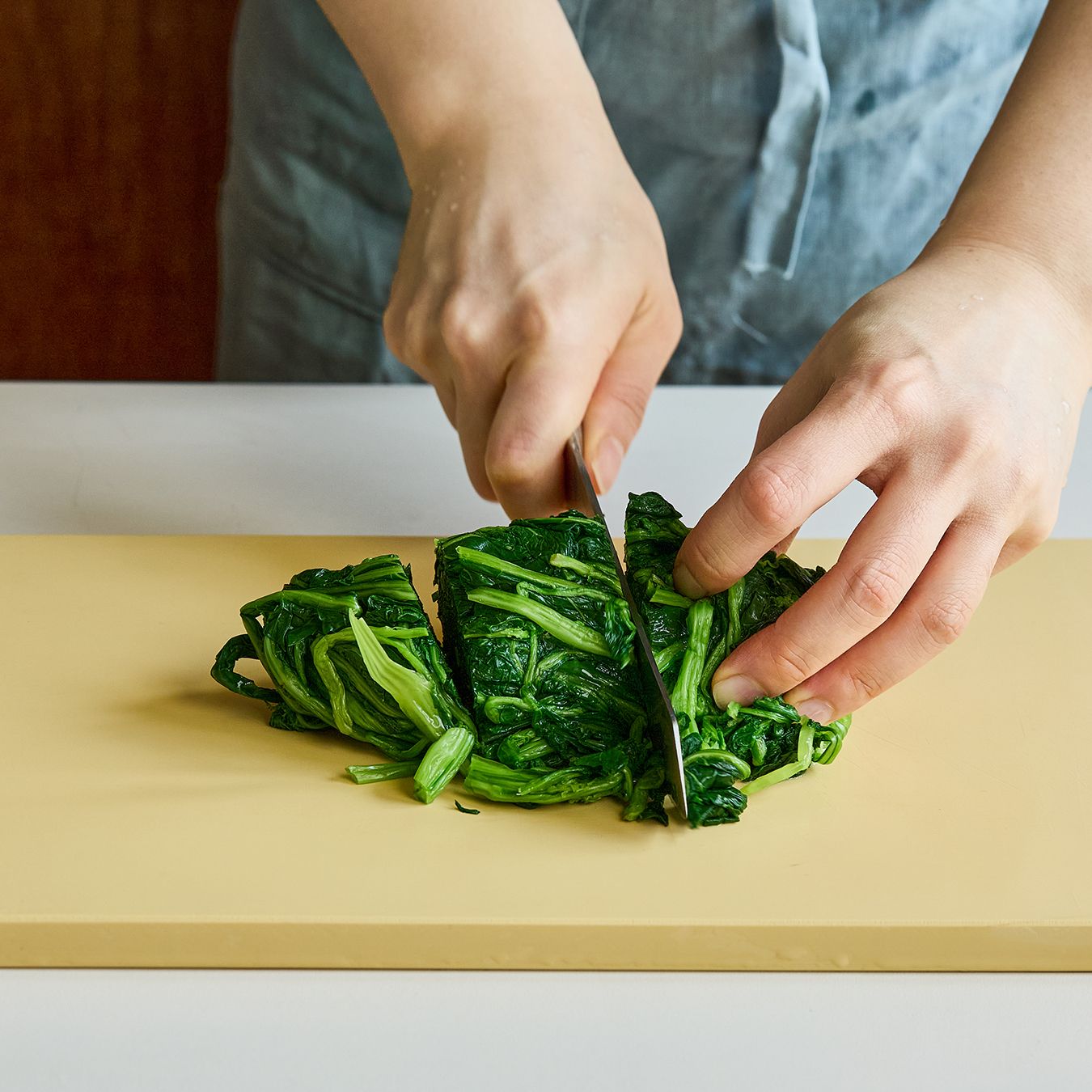 데친 유채는 찬물에 헹군 뒤 물기를 꼭 짜고 먹기 좋게 썰어주세요.