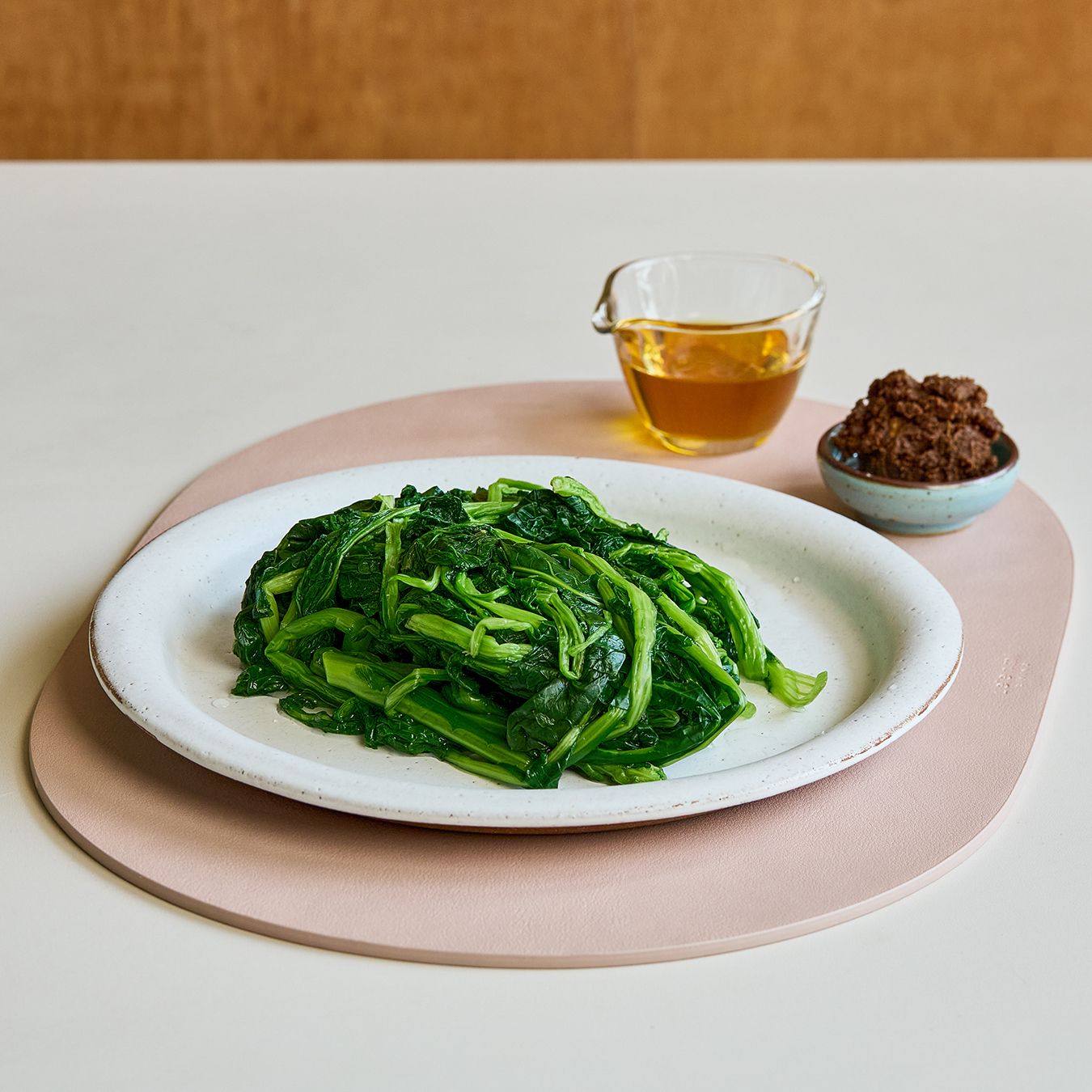 유채나물무침 을 위한 재료 이미지로 데친유채,대파,청,홍고추 등으로 구성 되어있습니다.