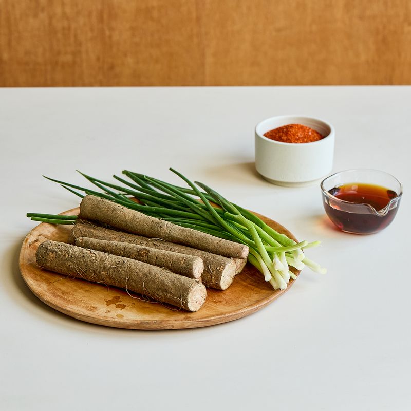 우엉 김치 을 위한 재료 이미지로 우엉,쪽파,소금,설탕 등으로 구성 되어있습니다.