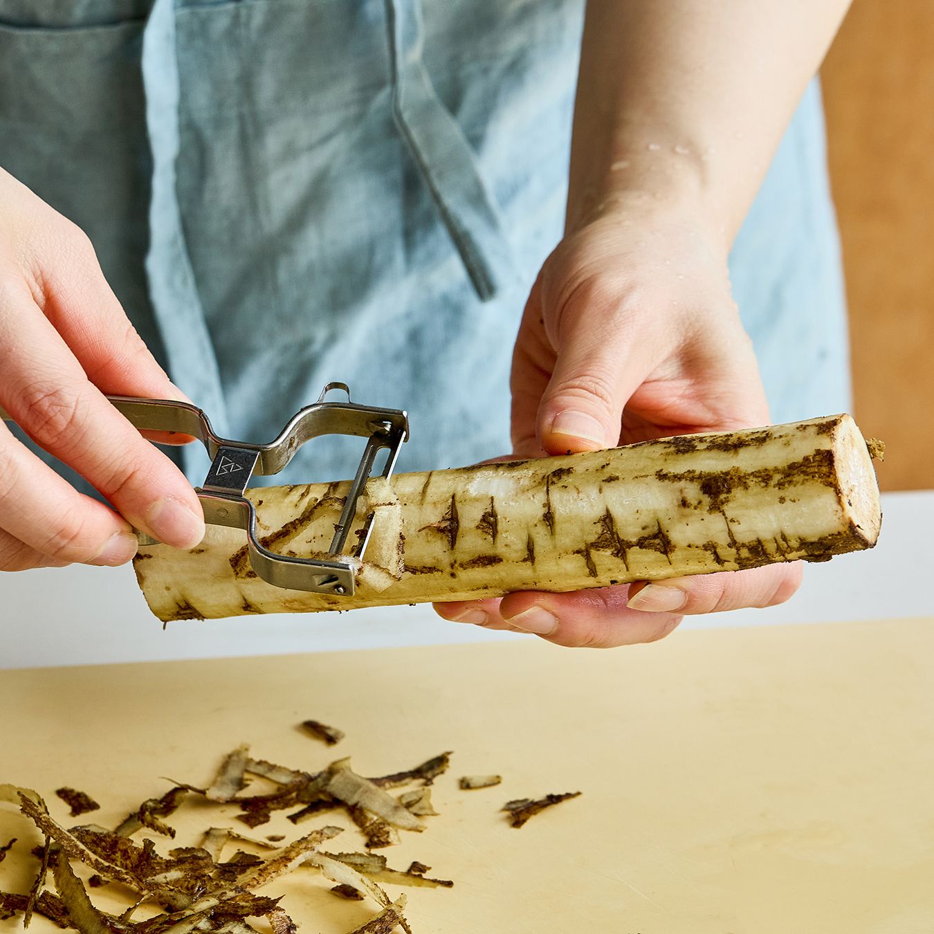우엉은 껍질을 벗겨 4~5cm 길이로 썰어 나박하게 썰어주세요.