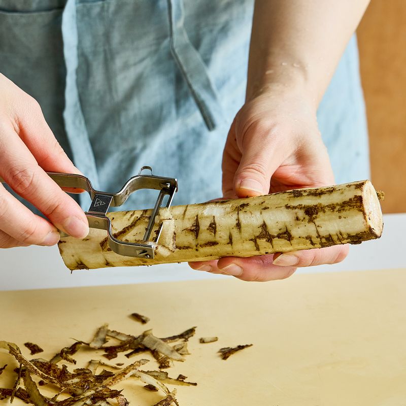 우엉은 껍질을 벗겨 4~5cm 길이로 썰어 나박하게 썰어주세요.