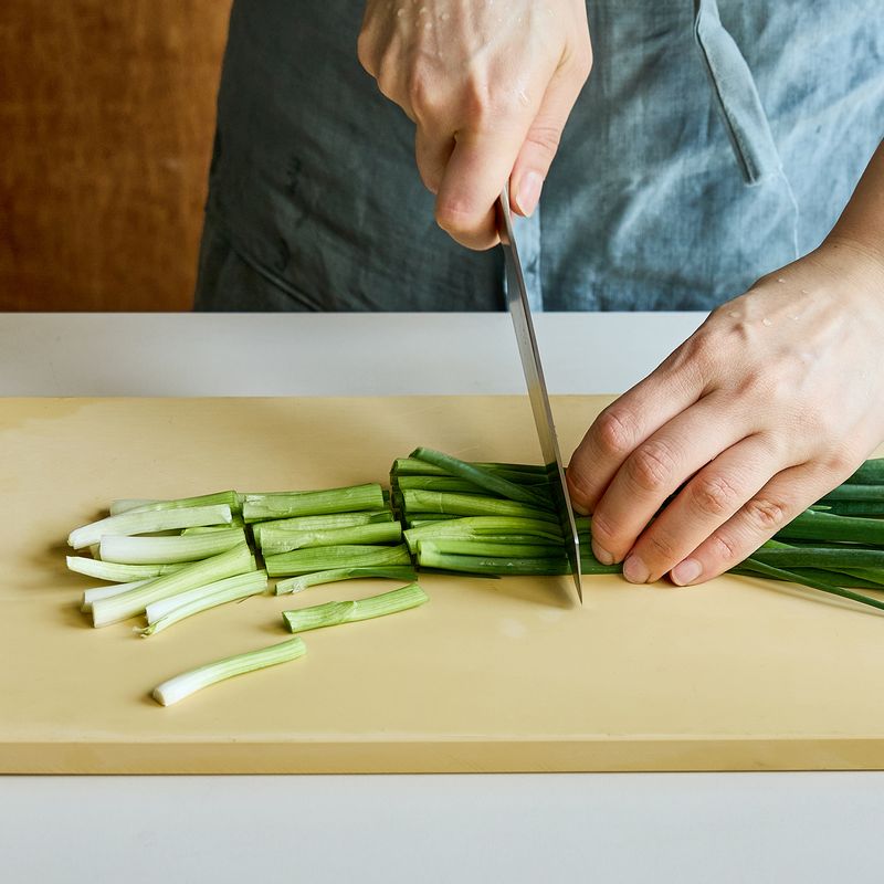 쪽파도 비슷한 길이로 썰어주세요.