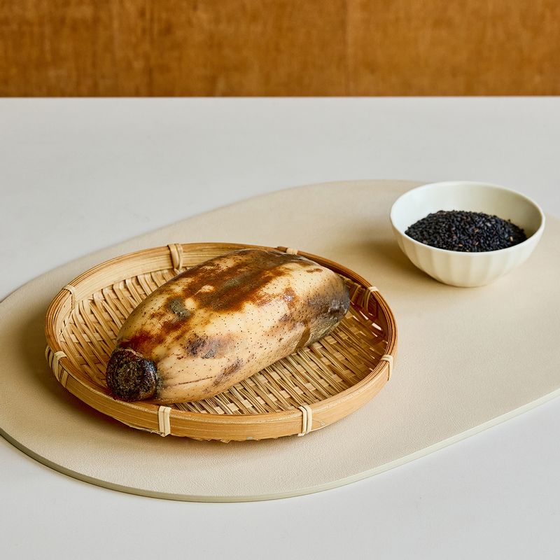 연근흑임자무침을 위한 재료 이미지로 연근,식초 등으로 구성 되어있습니다.