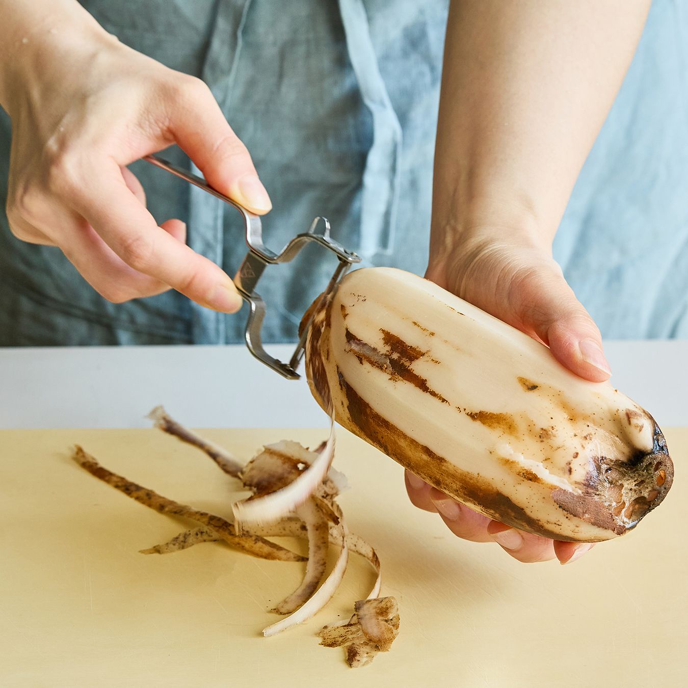 연근은 껍질을 벗겨 얇게 슬라이스해주세요. 