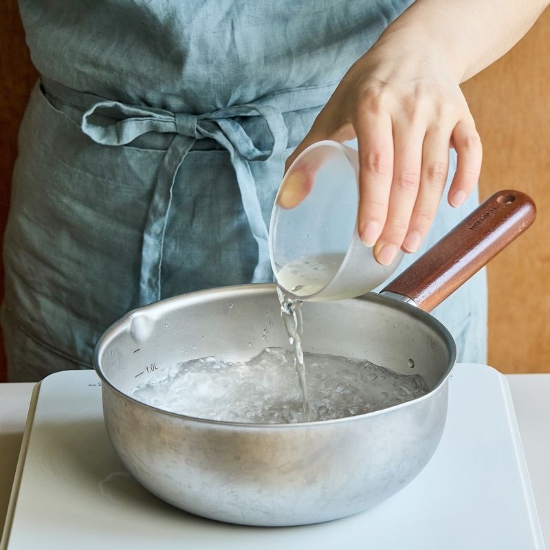 냄비에 물과 식초를 넣은 후 연근을 2분 정도 데치고 찬물에 헹궈 체에 밭쳐주세요.