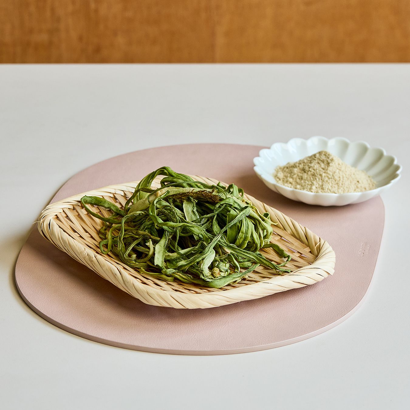 궁채나물볶음을 위한 재료 이미지로 말린 궁채,식용유,다진 마늘 등으로 구성 되어있습니다.