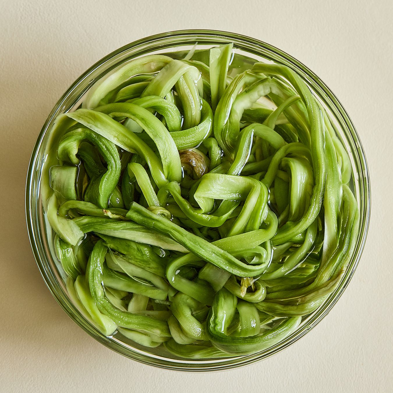 불린 궁채는 딱딱한 끝 부분을 잘라내고 먹기 좋은 길이로 썰어주세요.