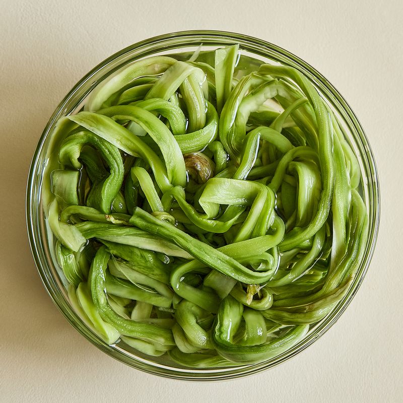 불린 궁채는 딱딱한 끝 부분을 잘라내고 먹기 좋은 길이로 썰어주세요.