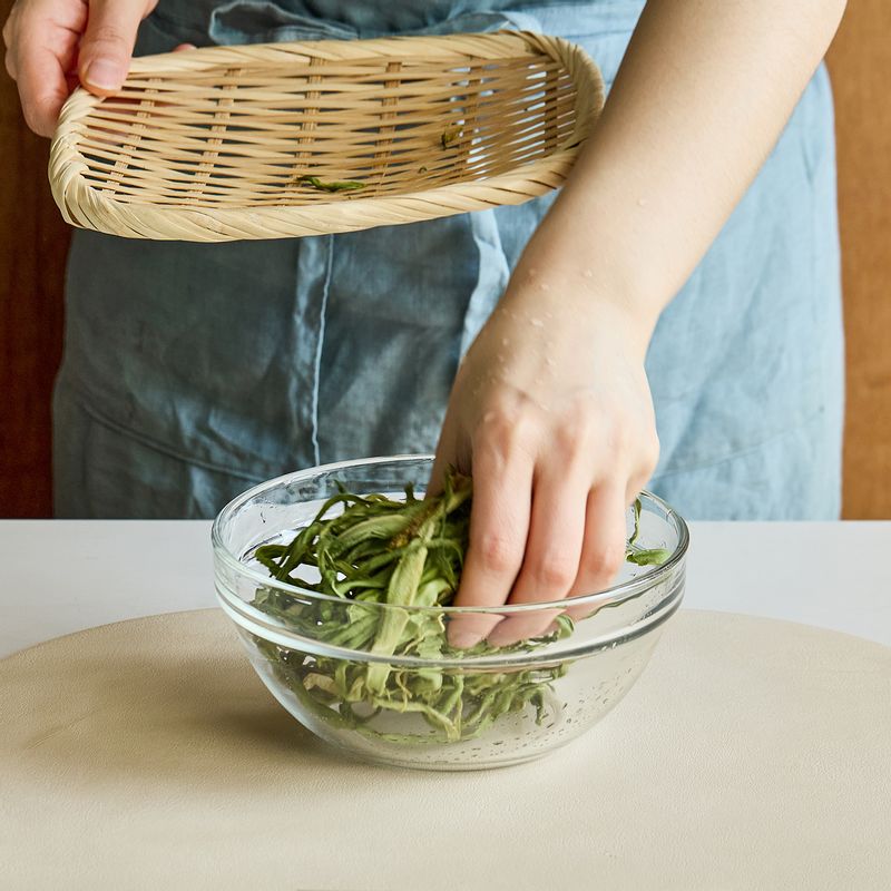 말린 궁채는 찬물에 1~2시간 정도 불려 부드럽게 만들어주세요.