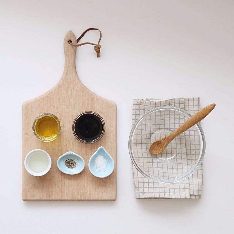 볼에 발사믹 드레싱 재료를 넣고 고루 섞어주세요.