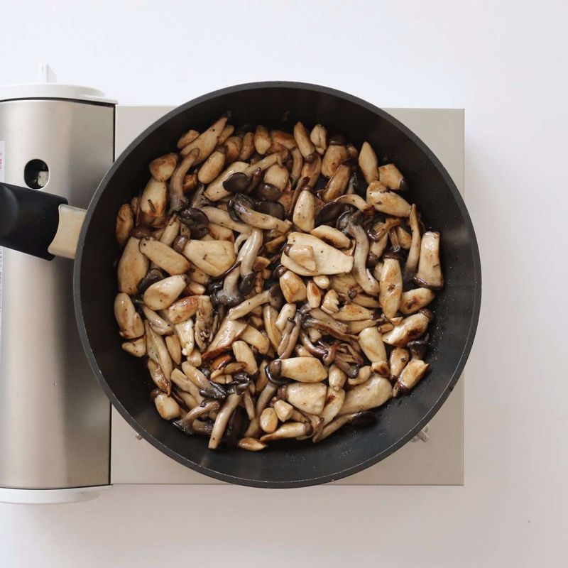 새송이버섯과 느타리버섯은 먹기 좋게 자르고, 약간의 소금과 후추를 넣어 팬에서 노릇하게 색이 나게 볶아주세요