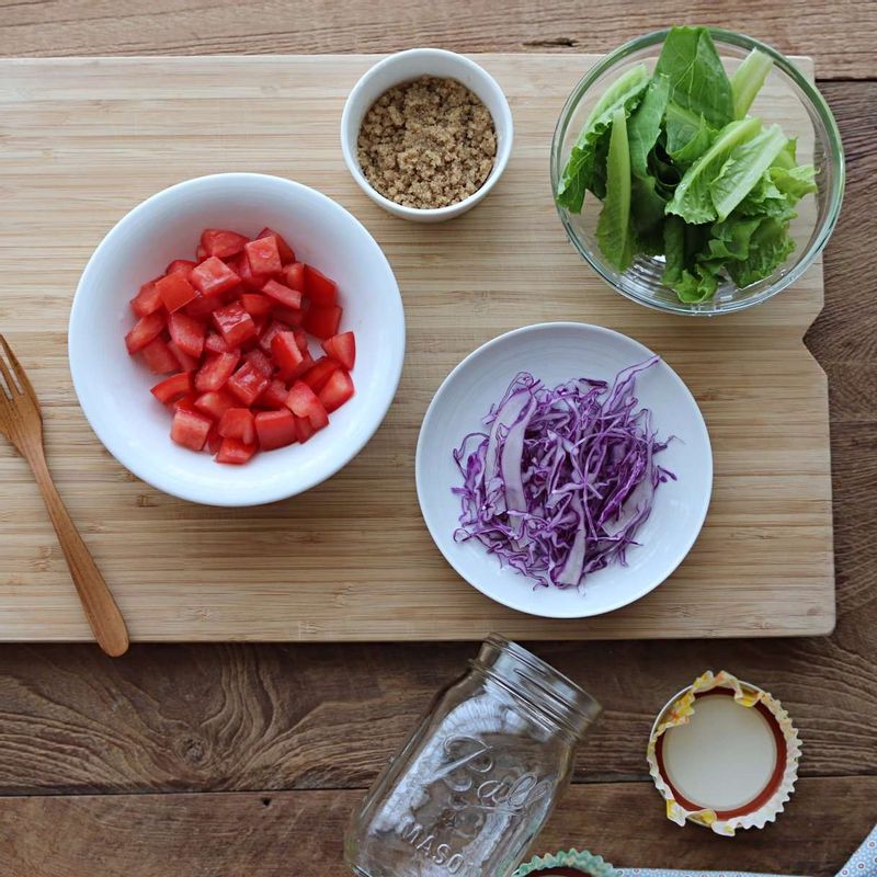 토마토는 사방 1센치 크기로 자르고, 적채는 얇게 채를 썰어 물에 담갔다가 물기를 제거해주세요.