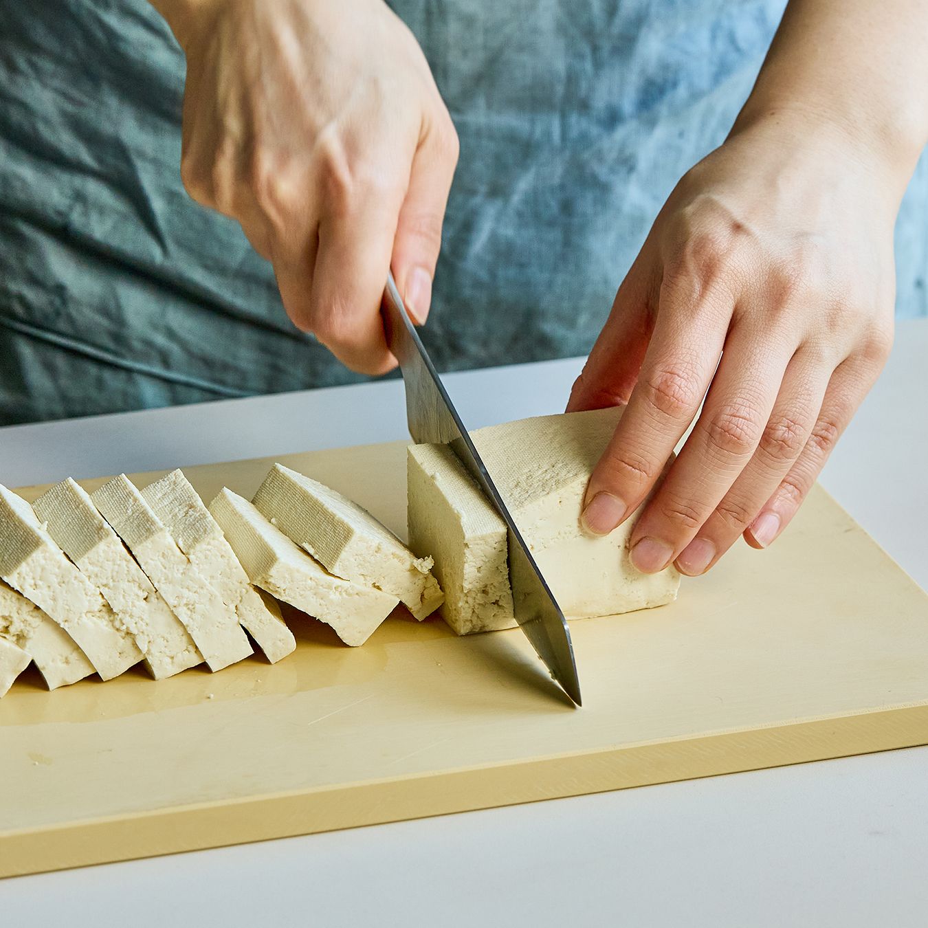 두부는 1센치 두께로 썰어주세요.