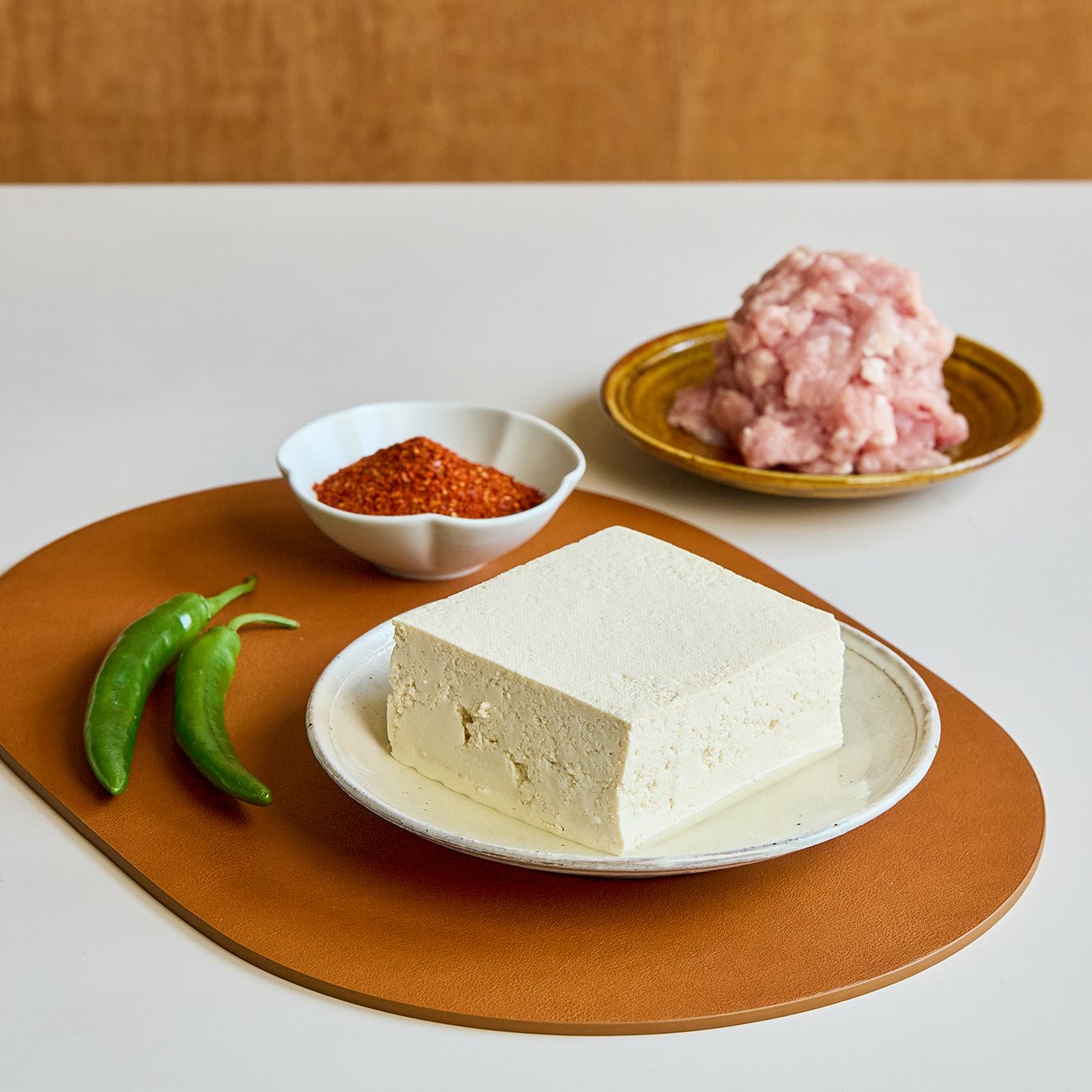 돼지고기 두부조림을 위한 재료 이미지로 두부,돼지고기다짐육(등심),맛술,후추,양파 등으로 구성 되어있습니다.