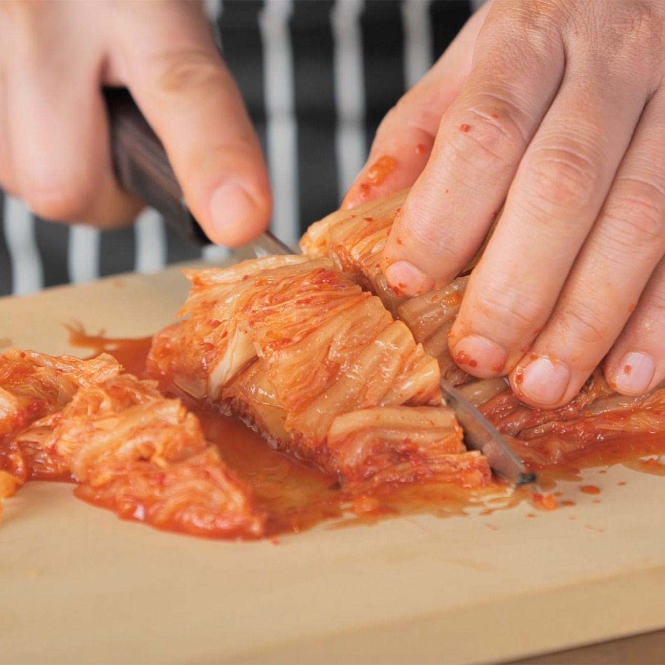 냄비에 김치와 김치 국물을 넉넉히 담고 물을 부어 끓여주세요. 