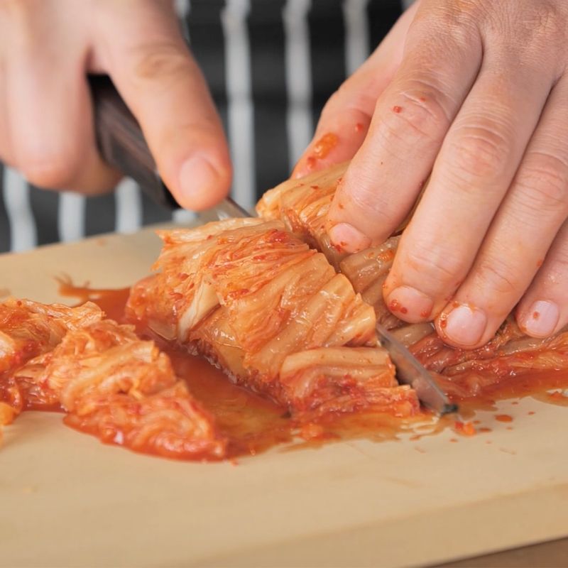 냄비에 김치와 김치 국물을 넉넉히 담고 물을 부어 끓여주세요.