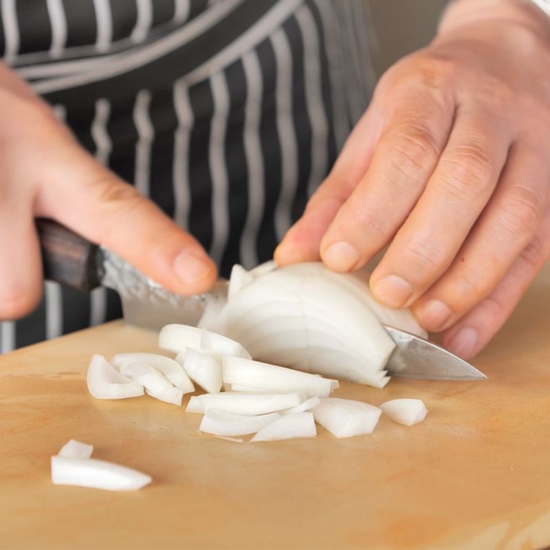 양파는 넉넉하게 채 썰어 넣어주세요. (tip.양파의 단맛이 김치의 신맛을 중화시키고 감칠맛을 부드럽게 만들어 줍니다)