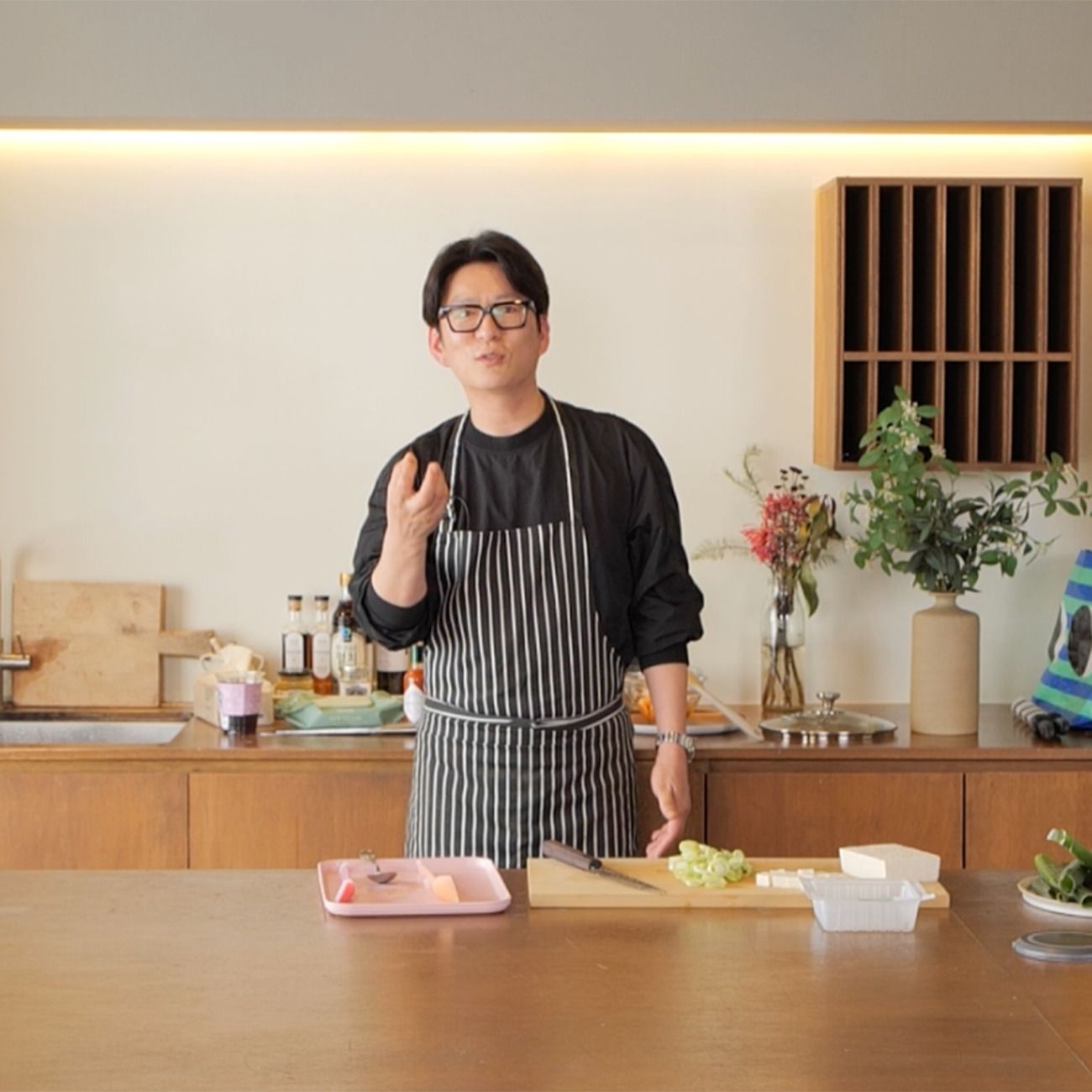 [강레오] 김치찌개을 위한 재료 이미지로 신김치,돼지고기 오겹살,두부,대파,다진 마늘 등으로 구성 되어있습니다.