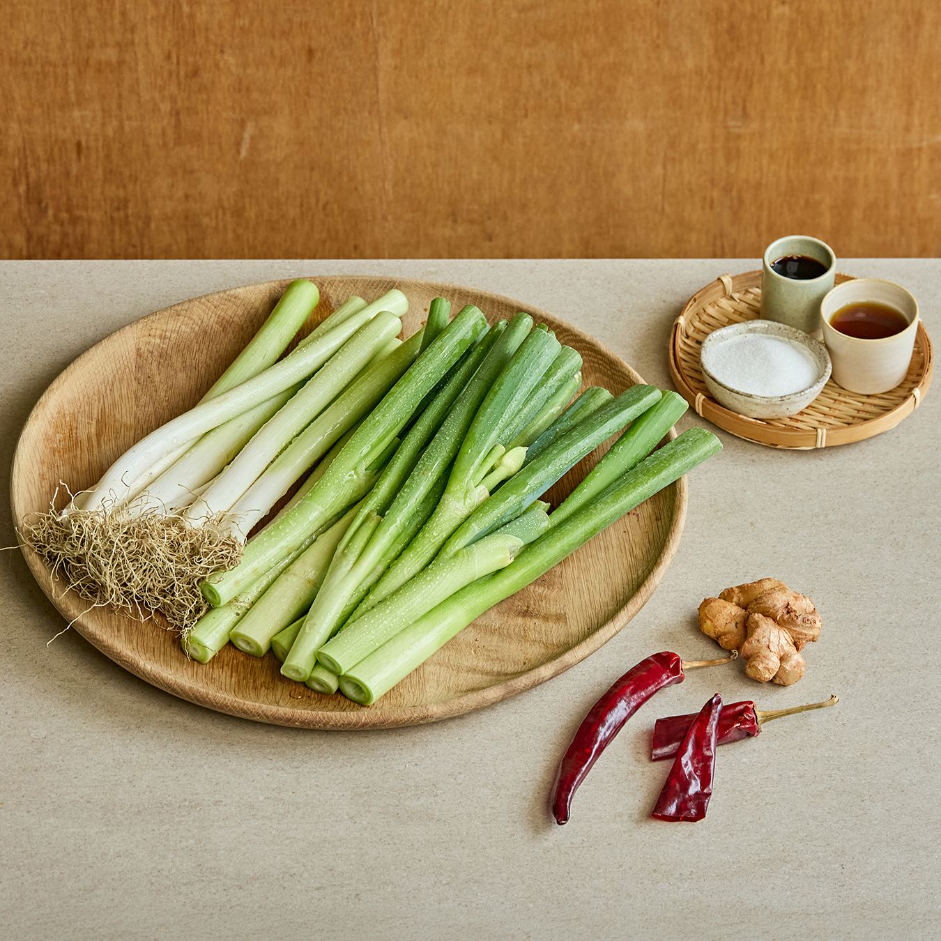 대파청을 위한 재료 이미지로 대파,설탕,양조간장,멸치 액젓 (또는 참치액젓),생강 등으로 구성 되어있습니다.