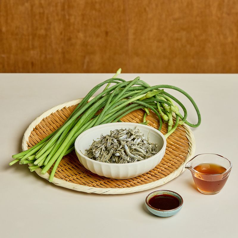 마늘종 멸치볶음 을 위한 재료 이미지로 마늘종,볶음용 중멸치,식용유,다진마늘,진간장 등으로 구성 되어있습니다.