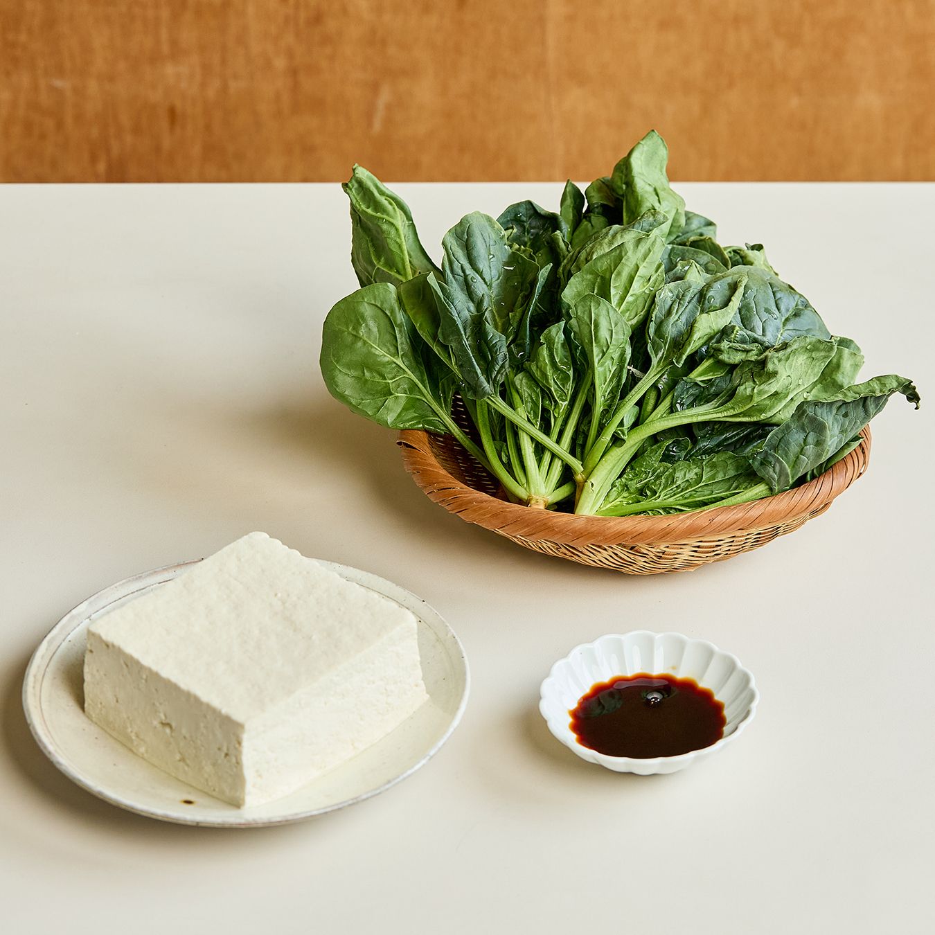 시금치 두부무침 을 위한 재료 이미지로 시금치,두부,다진마늘,국간장,액젓 등으로 구성 되어있습니다.