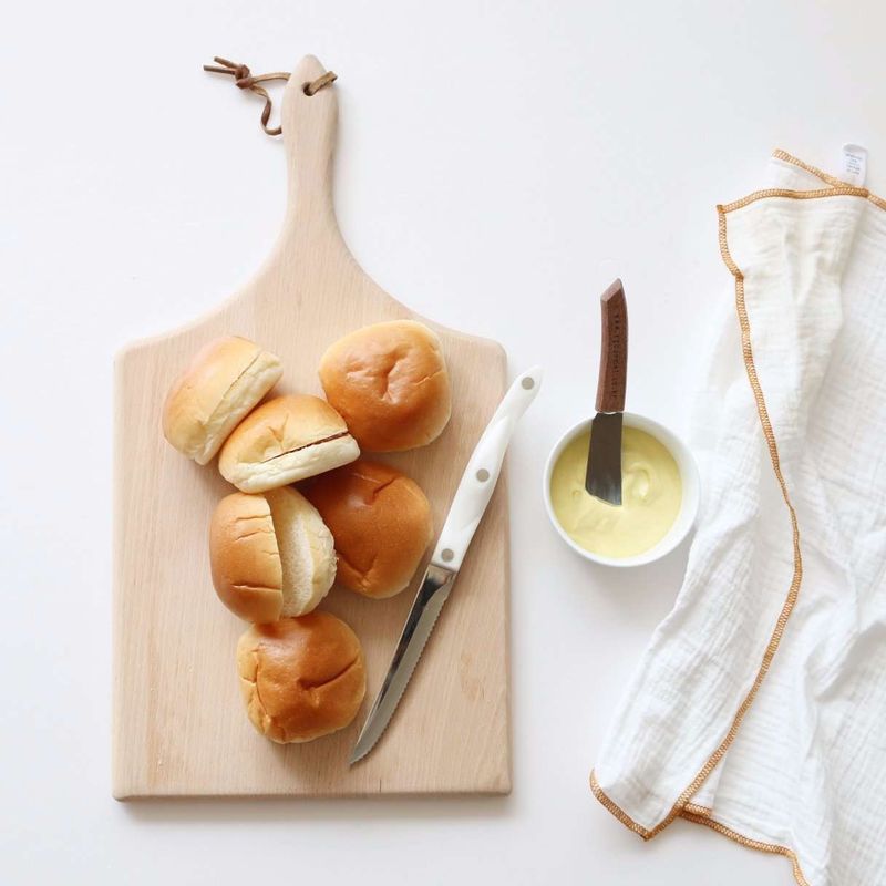 모닝빵의 가로로 반절정도 되는 부분까지 칼집을 넣어주세요.