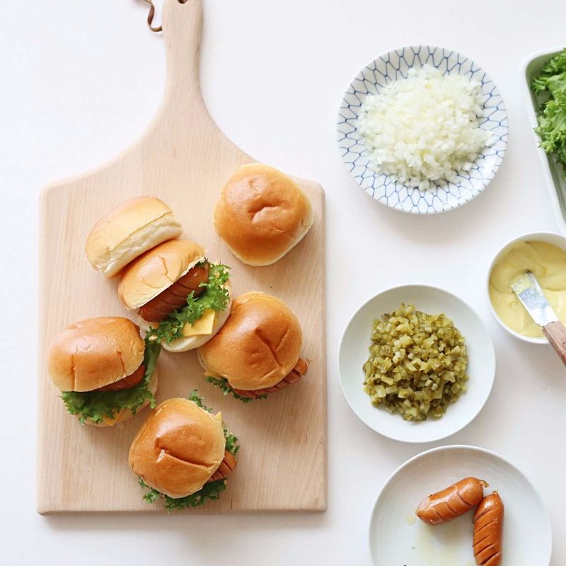 모닝빵 밑면에 스프레드를 바르고 체더치즈-치커리-다진 오이피클+다진 양파-비엔나 소시지 순으로 올리고 케첩과 머스터드 소스를 뿌려주세요.
(아이들 간식용으로 만드실 때는 허니 머스터드소스를 뿌려주셔도 좋답니다)