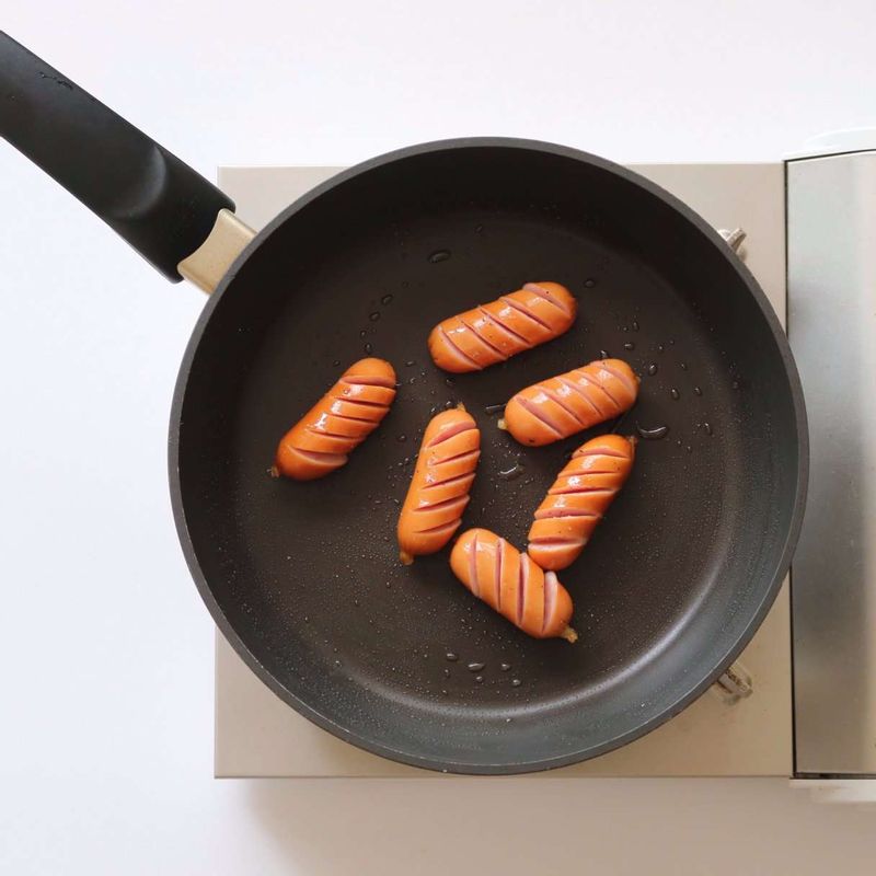 비엔나 소시지는 어슷하게 칼집을 넣어 달군 팬에서 2분정도 볶아주세요.
(또는 비엔나 소시지는 끓는 물에 살짝 데쳐서 사용하셔도 된답니다)