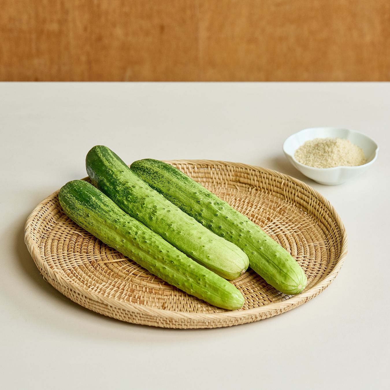 오이 들깨무침 을 위한 재료 이미지로 오이,들깨,국간장,다진마늘,들기름 등으로 구성 되어있습니다.