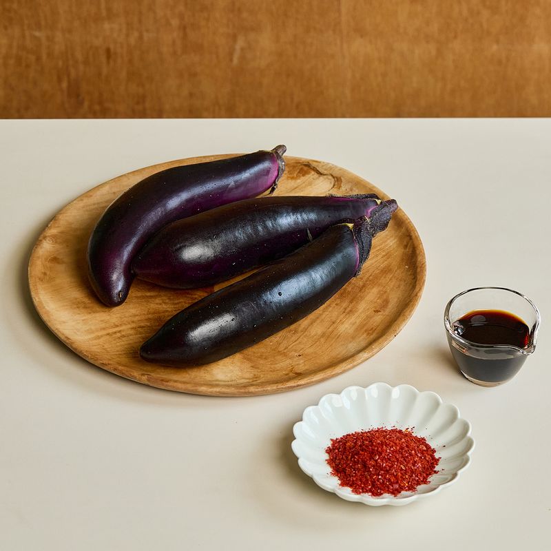 양념 가지 을 위한 재료 이미지로 가지,대파 (흰부분),청,홍고추 등으로 구성 되어있습니다.