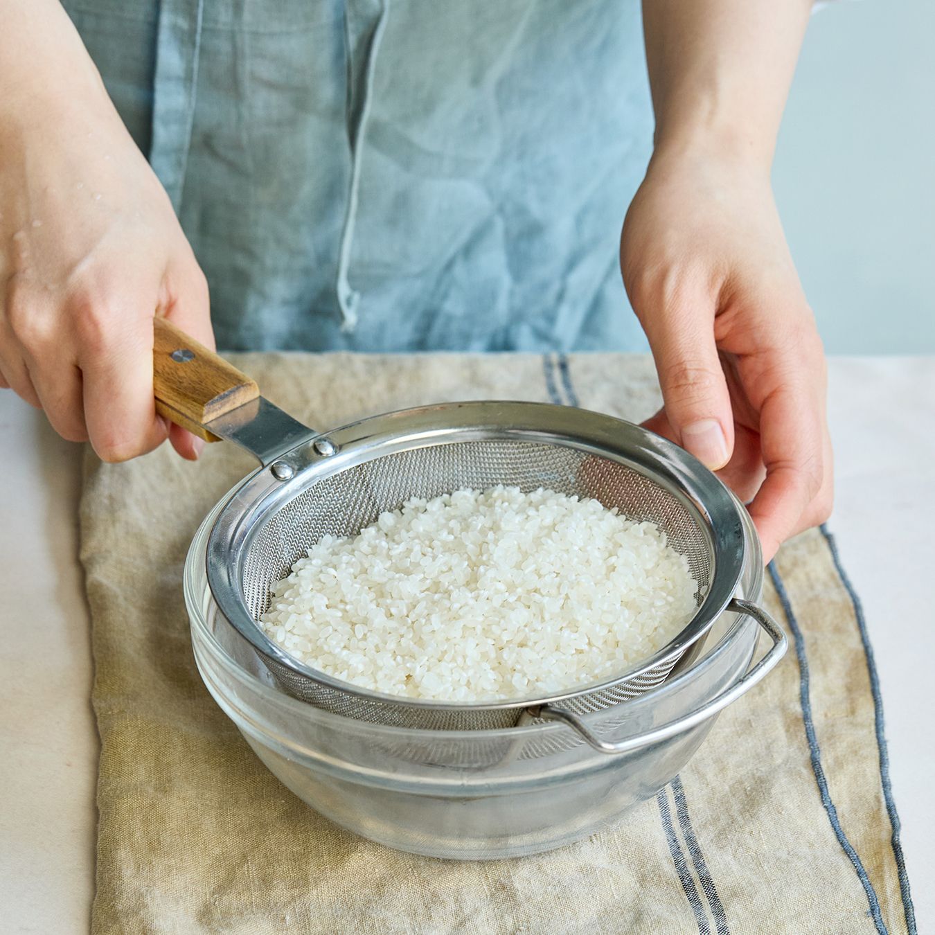 쌀을 씻은 후 채반에 받쳐 마른 불림 해주세요. 
