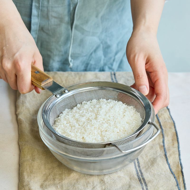 쌀을 씻은 후 채반에 받쳐 마른 불림 해주세요.