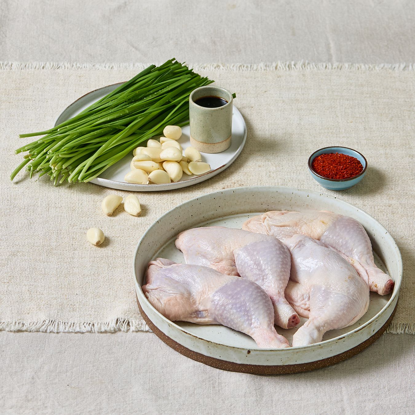 [밥통레시피] 이북식 찜닭 을 위한 재료 이미지로 통 닭다리,부추,통마늘,물,소금, 후춧가루 등으로 구성 되어있습니다.