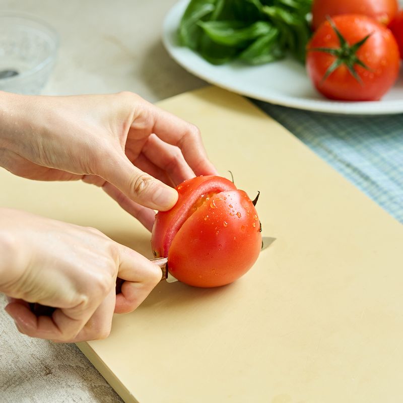 토마토는 반으로 잘라 속을 가볍게 제거한 뒤 작은 큐브 모양으로 썰어주세요. (tip. 토마토의 물기가 샌드위치를 눅눅하게 만들 수 있어, 씨 제거와 물기 제거가 중요해요! 남은 토마토 속은 바로 먹거나 다른 요리에 활용해주세요)