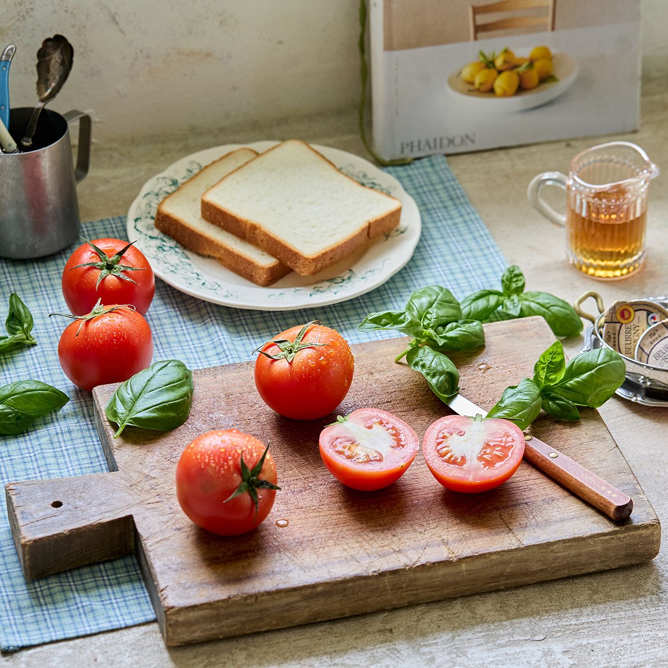 토마토 바질 샌드위치 을 위한 재료 이미지로 우유 식빵,완숙 토마토,생바질,가염 버터 등으로 구성 되어있습니다.