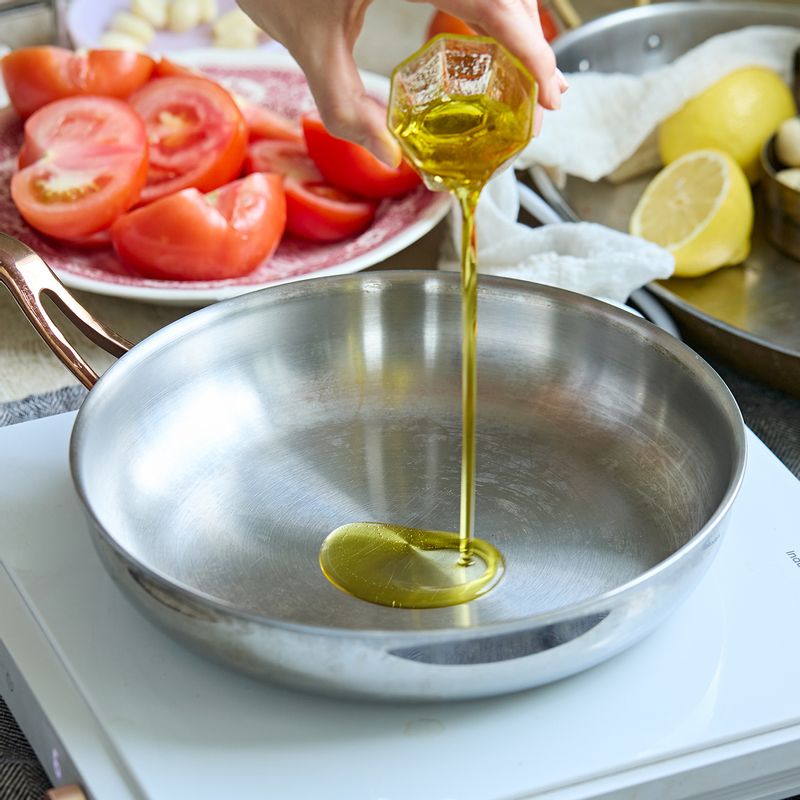 팬에 올리브오일을 두르고 토마토, 양파, 마늘을 먼저 볶아 향을 내주세요.