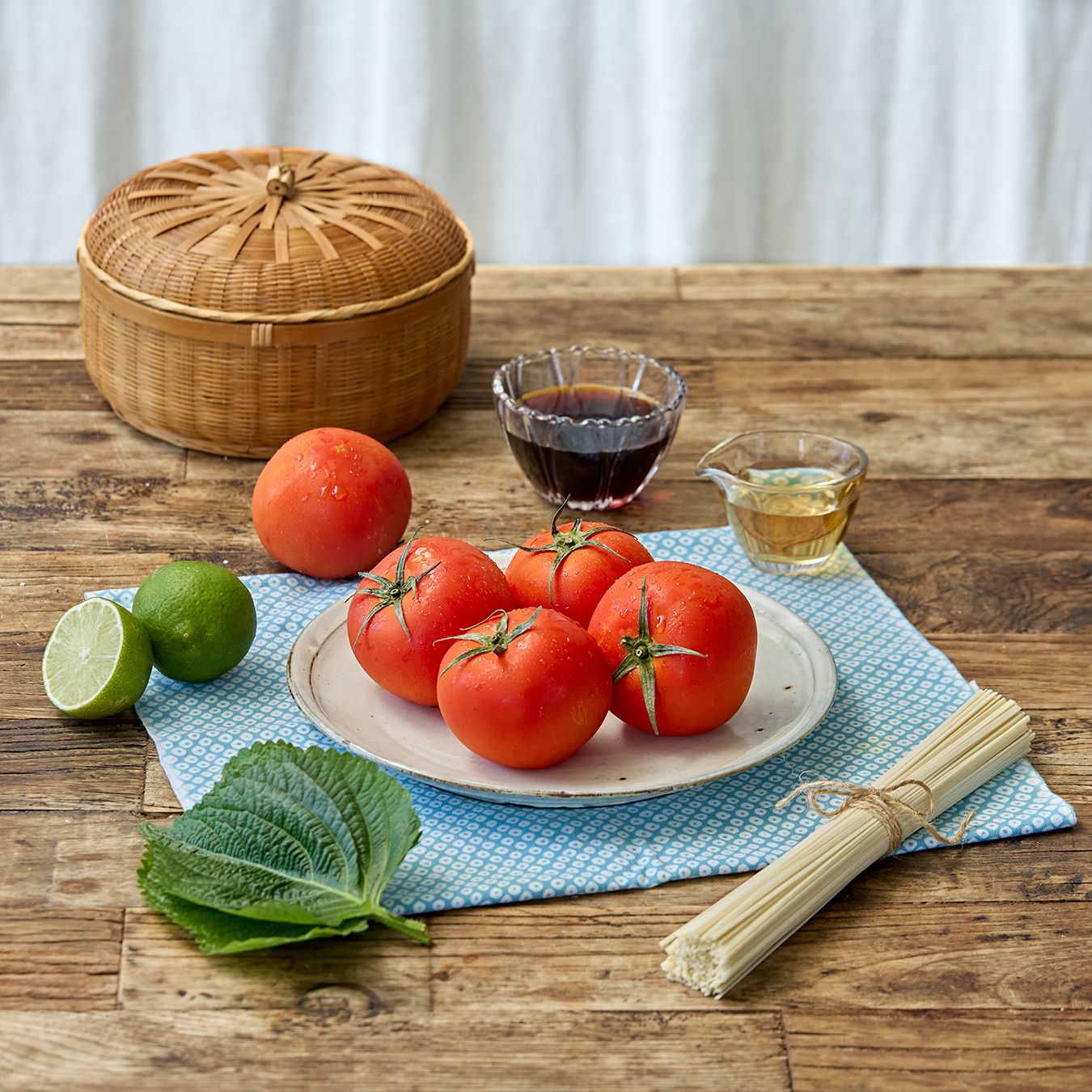 토마토 냉우동을 위한 재료 이미지로 우동면,얼린토마토,후추,깻잎,통깨 등으로 구성 되어있습니다.
