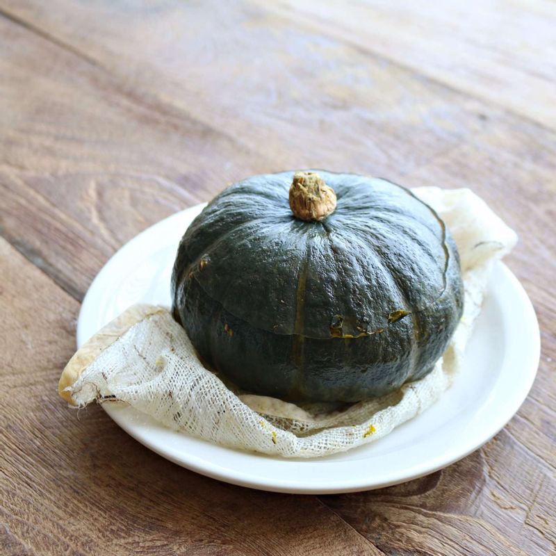 완성된 단호박 달걀찜을 그대로 드시거나, 먹기 쉽게 8등분으로 잘라 드셔도 된답니다.