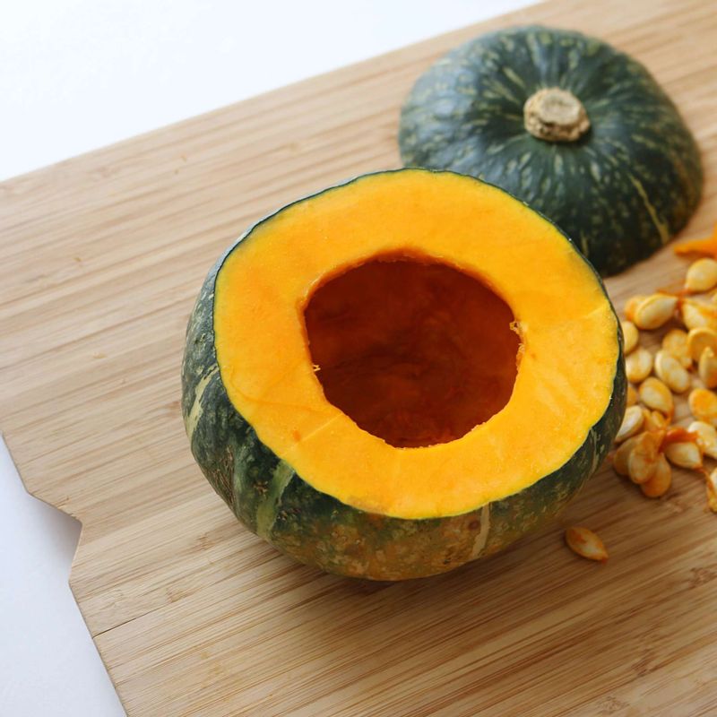 단호박은 껍질째 깨끗이 씻고, 단호박 꼭지부분을 3cm 정도 잘라내어 뚜껑을 만들어주세요. 수저를 이용해서 단호박씨를 제거해주세요.
(단호박을 전자렌지에 2분간 돌려 준 후 자르면 단단한 단호박을 더 쉽게 자를 수 있답니다.)