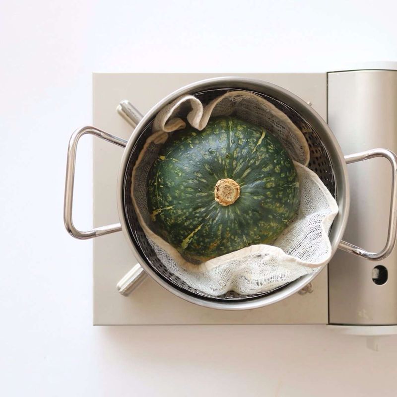 김이 오른 찜통에 면보자기를 깔고, 달걀물을 넣은 단호박을 넣어 중불에서 45분간 쪄주세요.