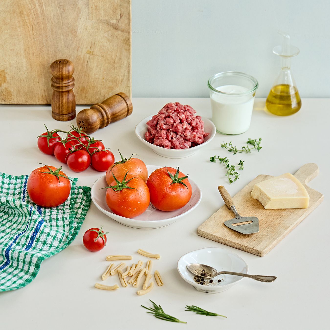 토마토 소고기파스타을 위한 재료 이미지로 완숙토마토,파스타면,소고기 다짐육,마늘,양파 등으로 구성 되어있습니다.
