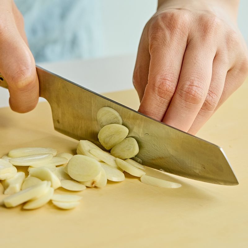 마늘은 편썰고 양파는 채썰어주세요.