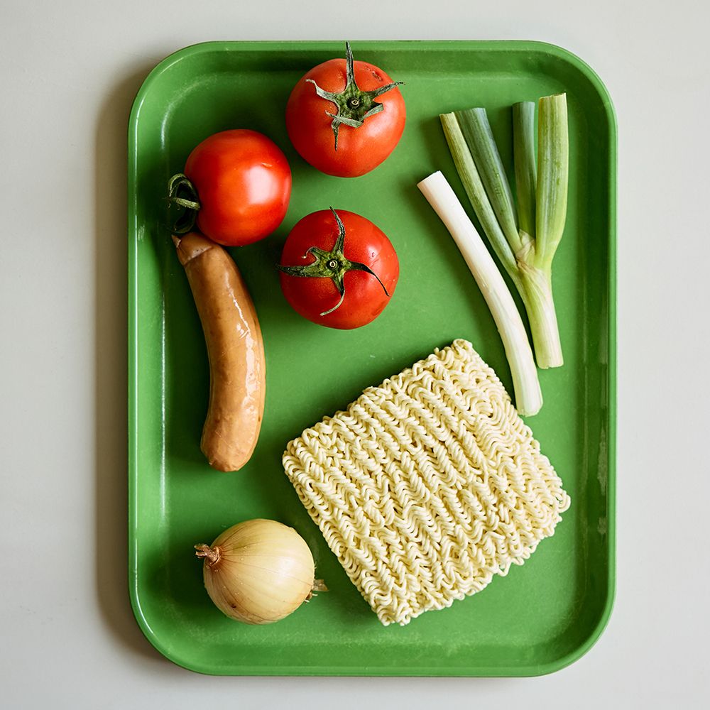 토마토 라면을 위한 재료 이미지로 라면,토마토,양파,소세지,다진마늘 등으로 구성 되어있습니다.